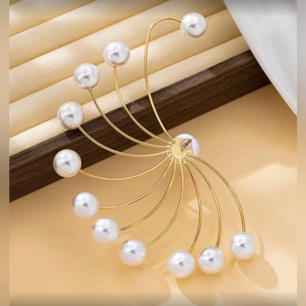 ✨Elegant Spiral Gold tone statement Pearl Ear Cuff